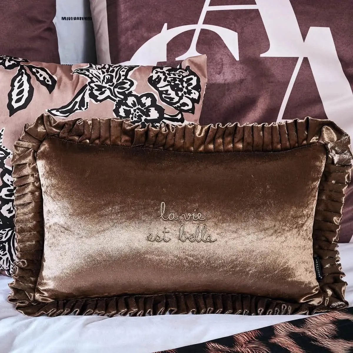 Coussin en velours « La vie est belle »